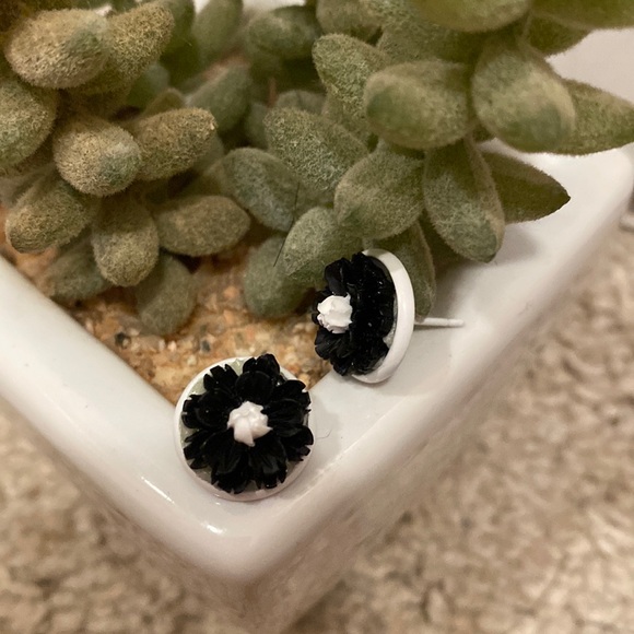5/$15 💐🆕Black Flower 12mm Handcrafted Resin Earrings - Picture 1 of 2